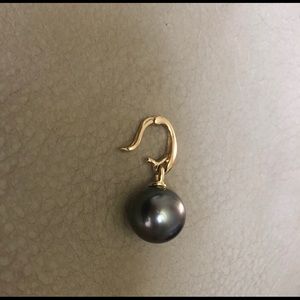 Tahitian Black Pearl pendant-18 Karat gold clasp.